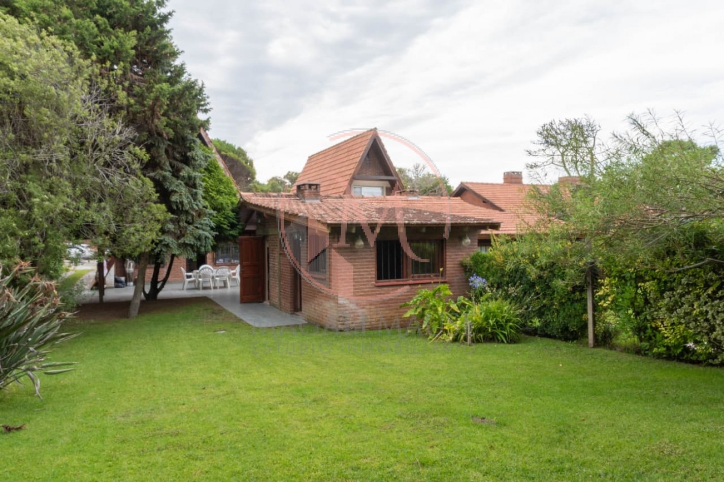 Casa Alpina en Zona Iglesias - A metros del mar sobre Av. Libertador, Pinamar