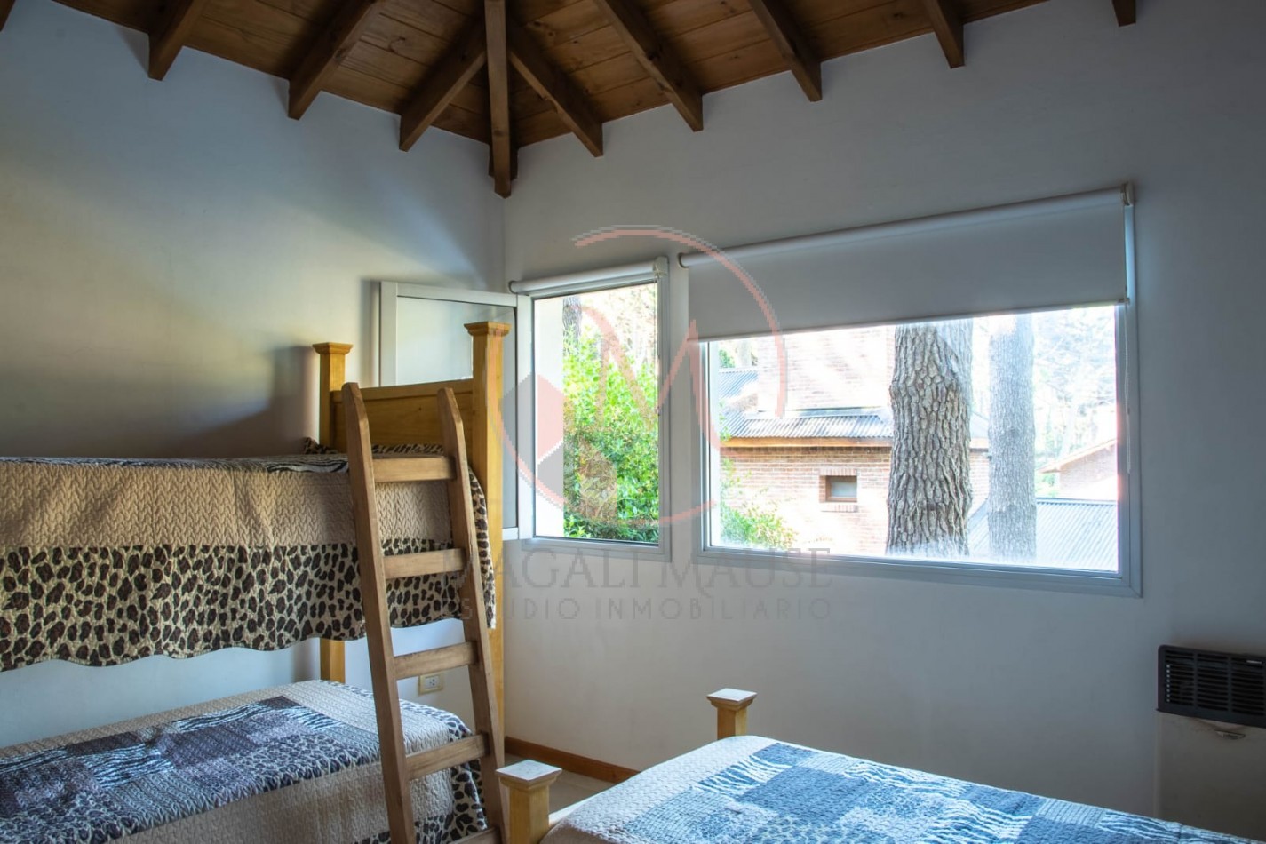 ¡Casa de 2 Plantas en Zona Norte de Pinamar - Estilo Clasico Moderno!