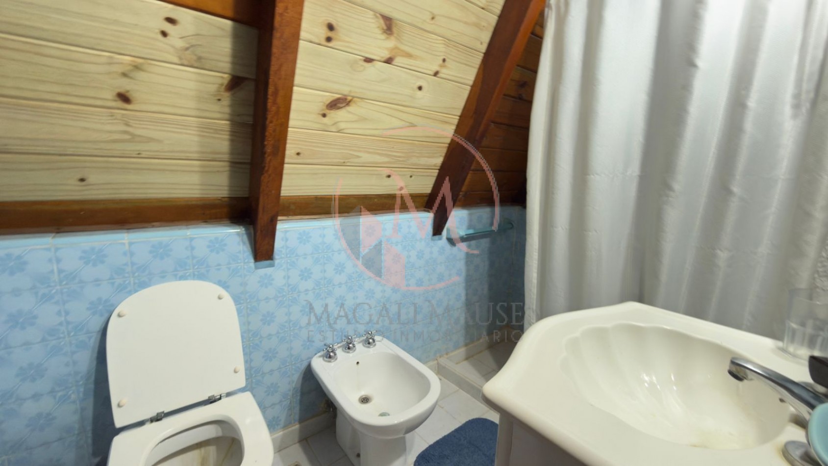 Casa Alpina en Zona Iglesias - A metros del mar sobre Av. Libertador, Pinamar