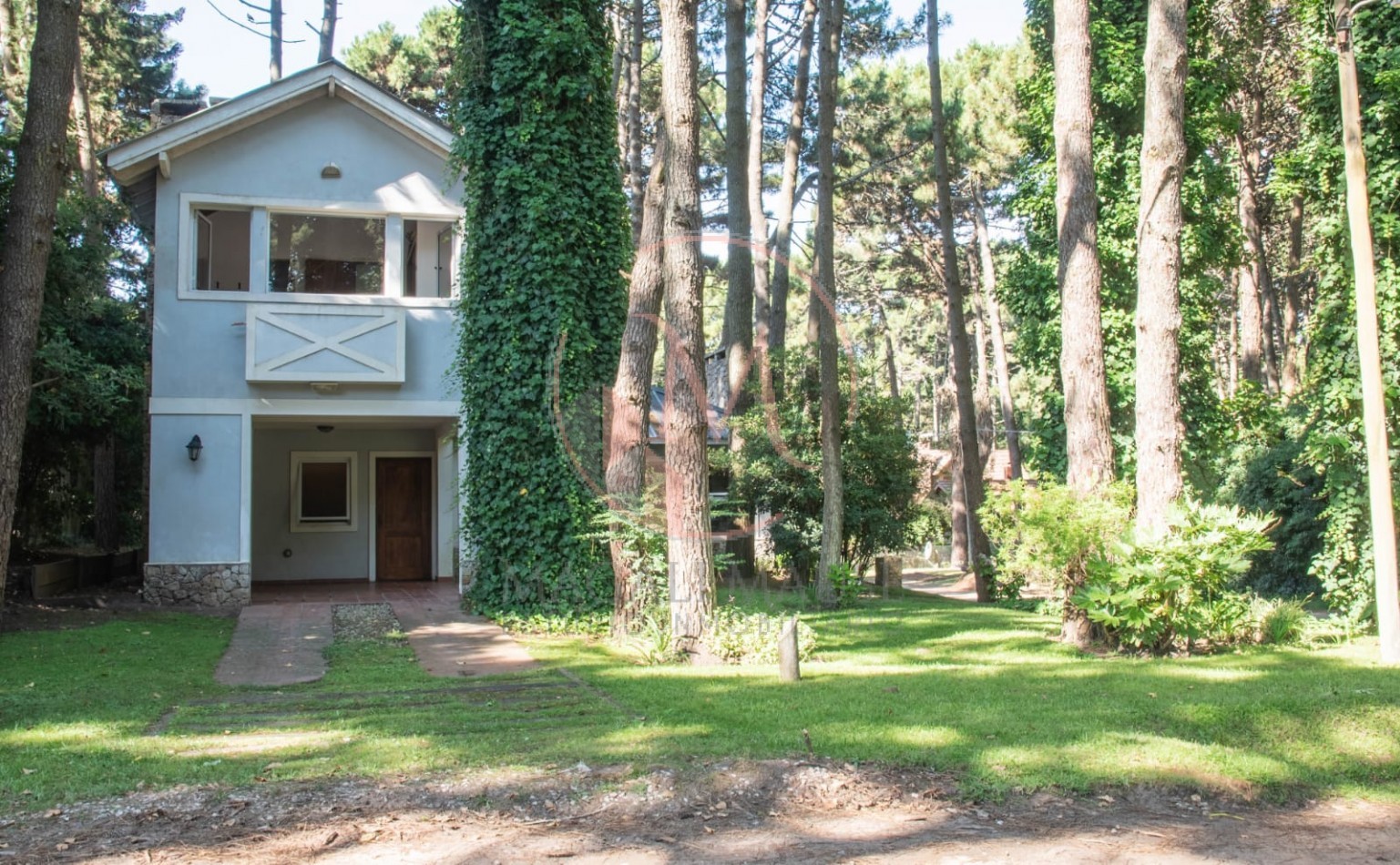 ¡Casa de 2 Plantas en Zona Norte de Pinamar - Estilo Clasico Moderno!