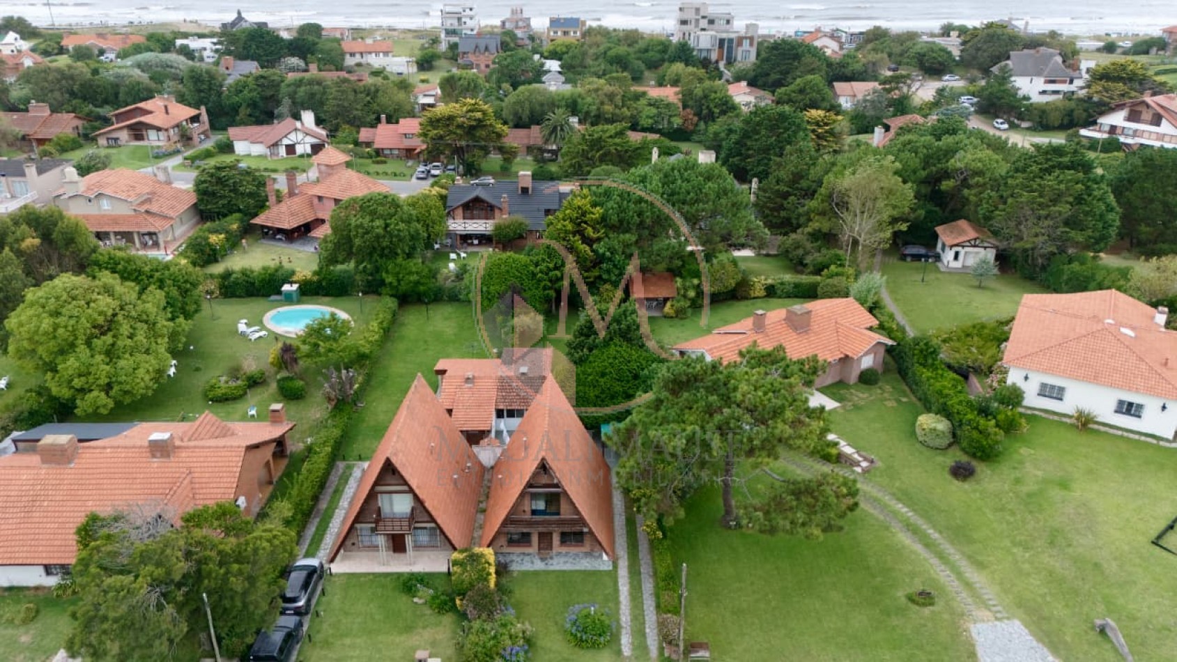 Casa Alpina en Zona Iglesias - A metros del mar sobre Av. Libertador, Pinamar