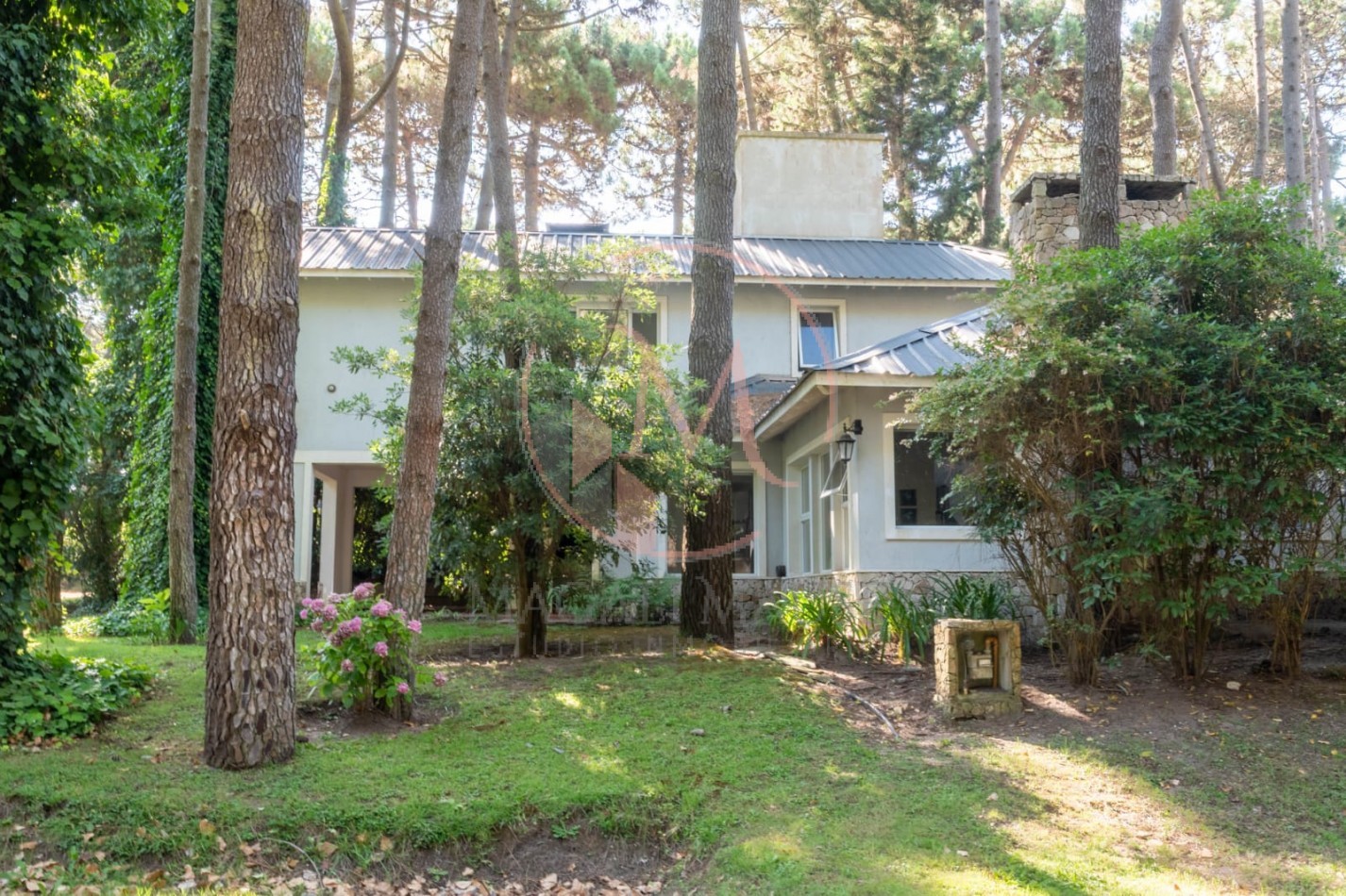 ¡Casa de 2 Plantas en Zona Norte de Pinamar - Estilo Clasico Moderno!