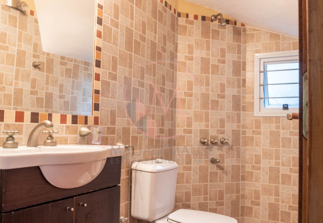 ¡Casa de 2 Plantas en Zona Norte de Pinamar - Estilo Clasico Moderno!