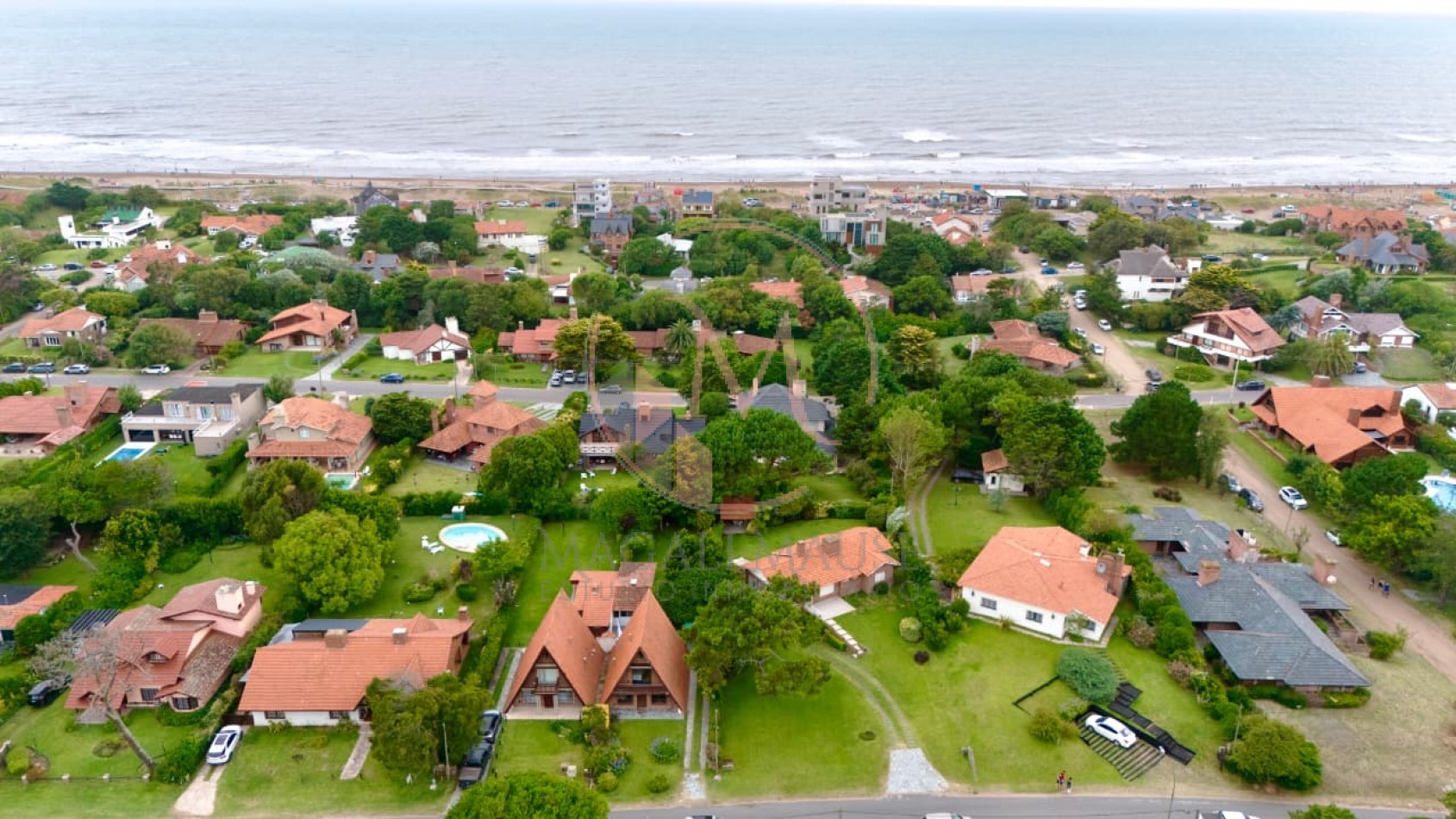 Casa Alpina en Zona Iglesias - A metros del mar sobre Av. Libertador, Pinamar