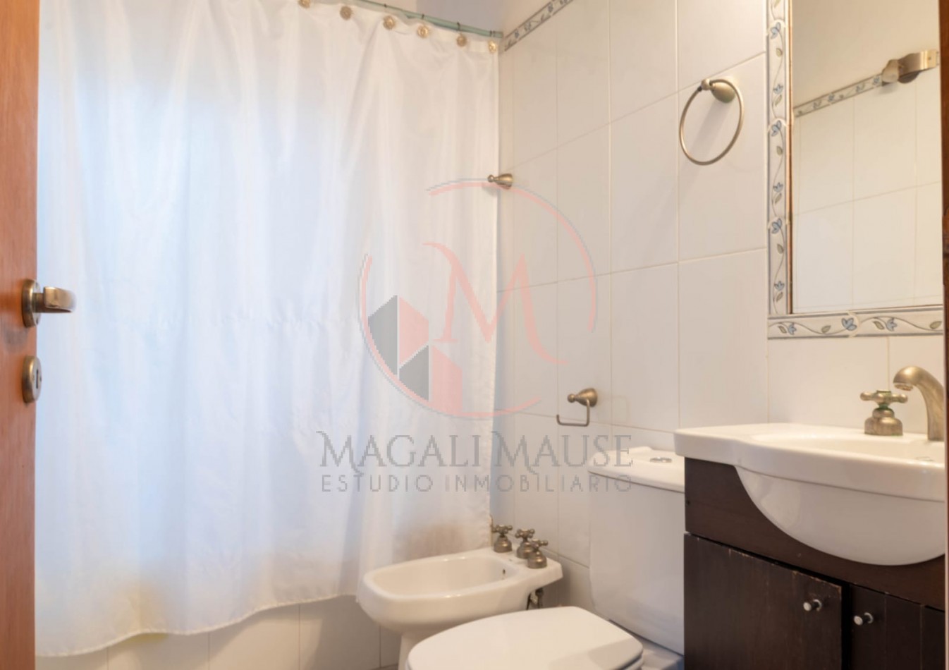 ¡Casa de 2 Plantas en Zona Norte de Pinamar - Estilo Clasico Moderno!