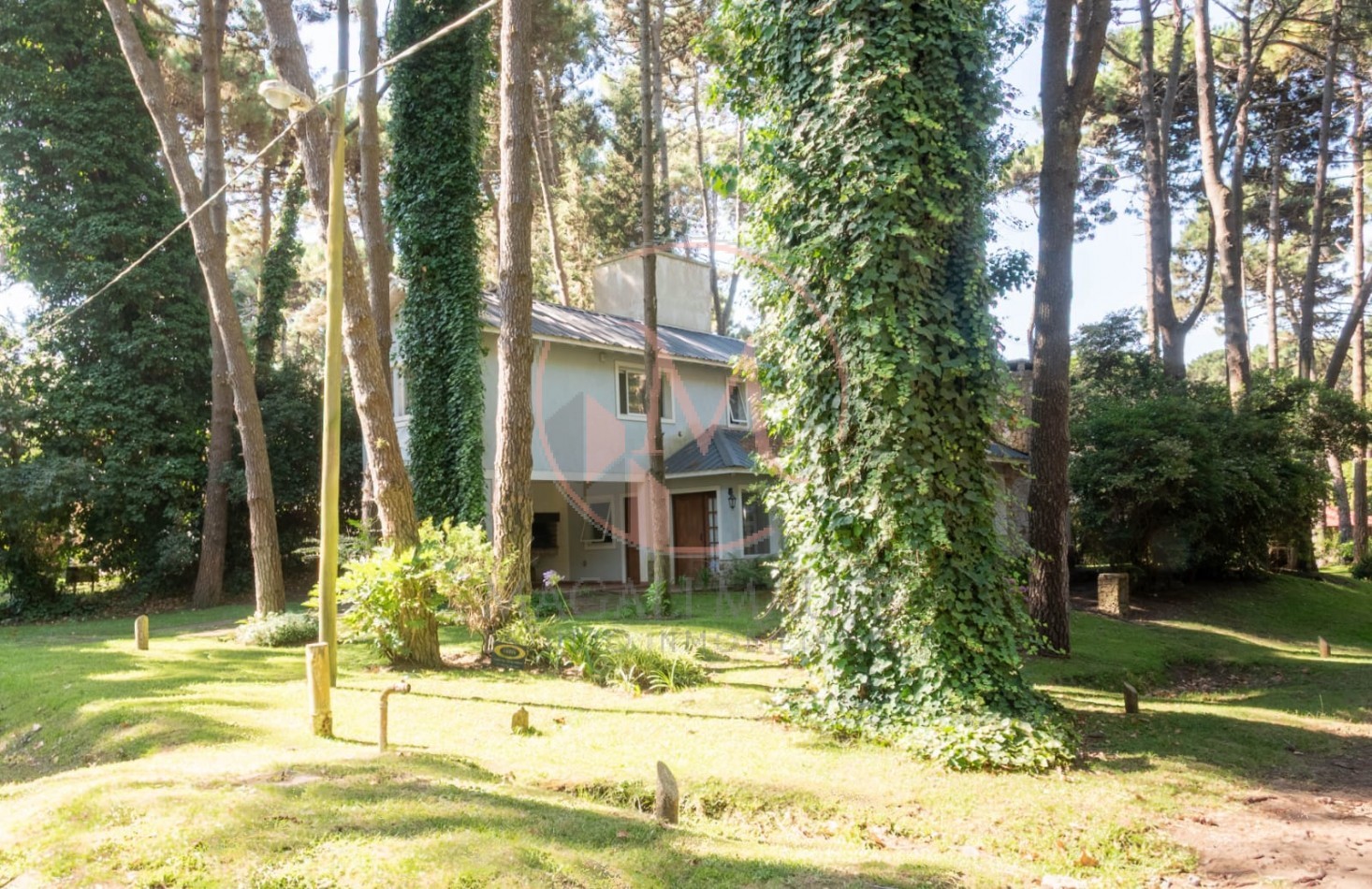 ¡Casa de 2 Plantas en Zona Norte de Pinamar - Estilo Clasico Moderno!