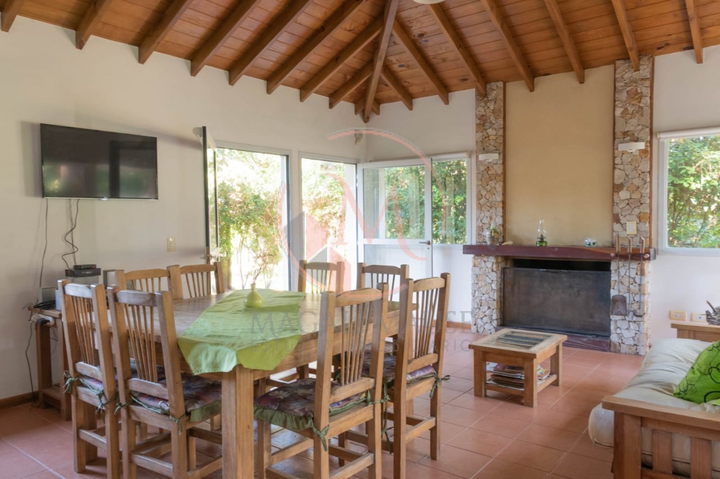 ¡Casa de 2 Plantas en Zona Norte de Pinamar - Estilo Clasico Moderno!