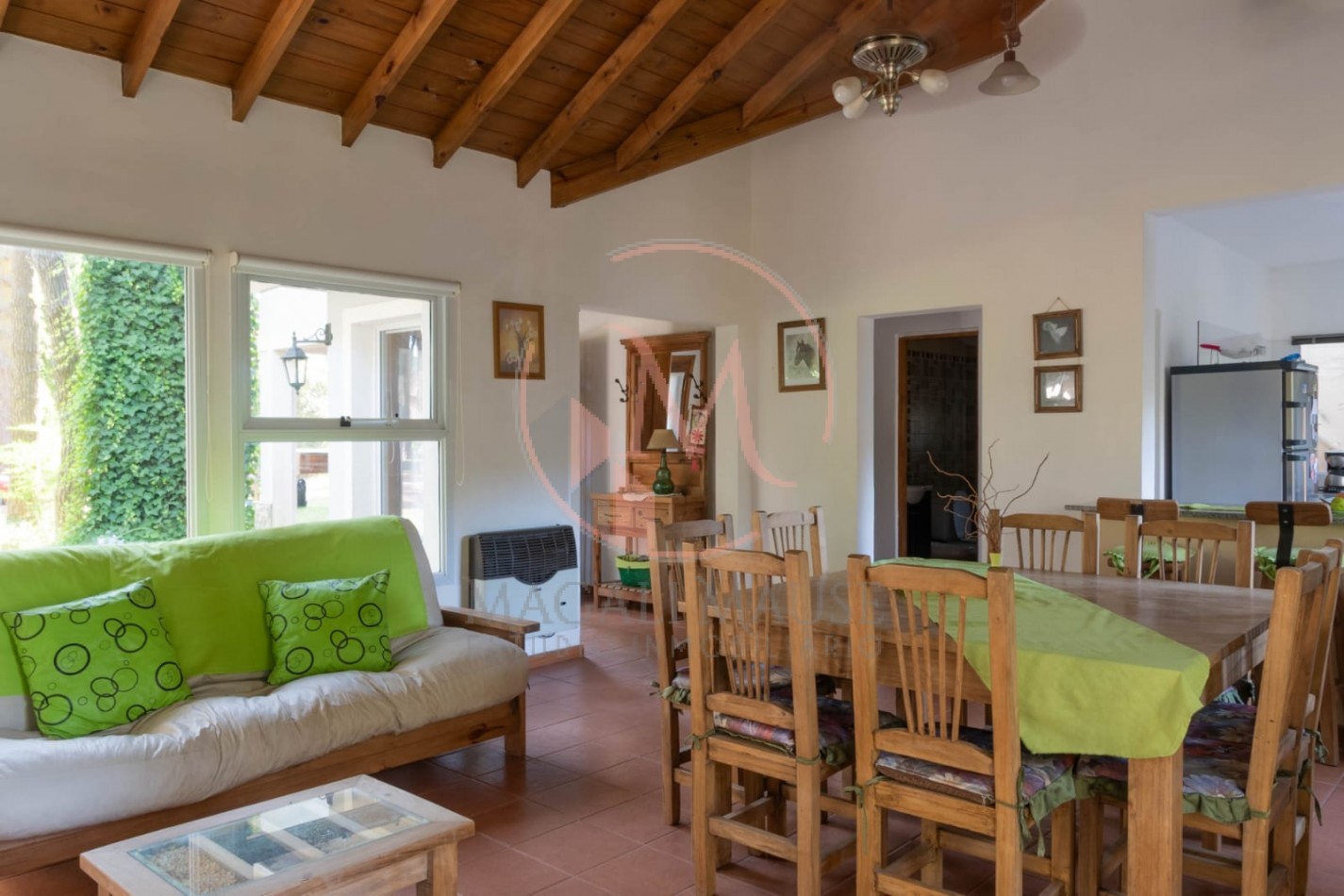 ¡Casa de 2 Plantas en Zona Norte de Pinamar - Estilo Clasico Moderno!