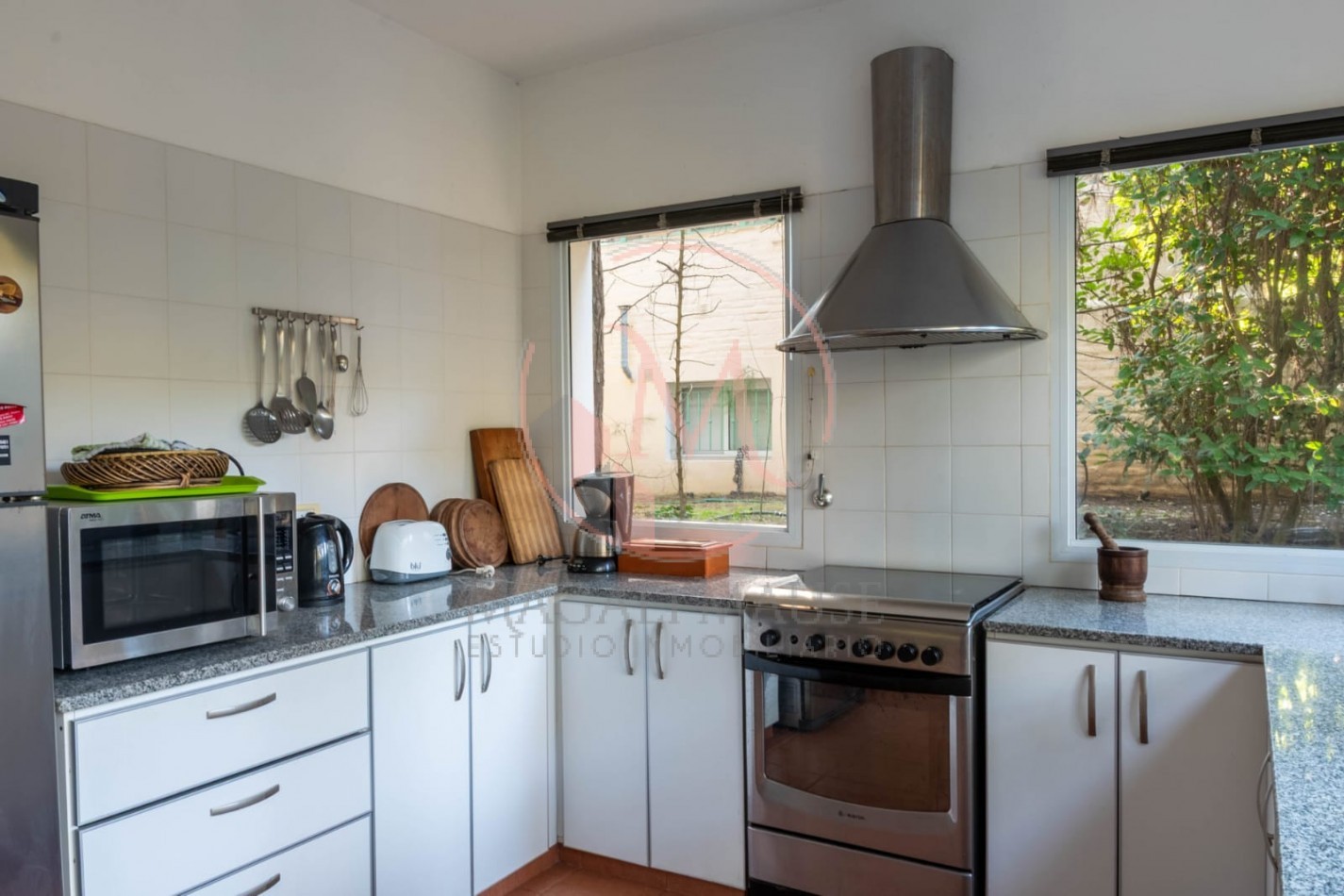 ¡Casa de 2 Plantas en Zona Norte de Pinamar - Estilo Clasico Moderno!