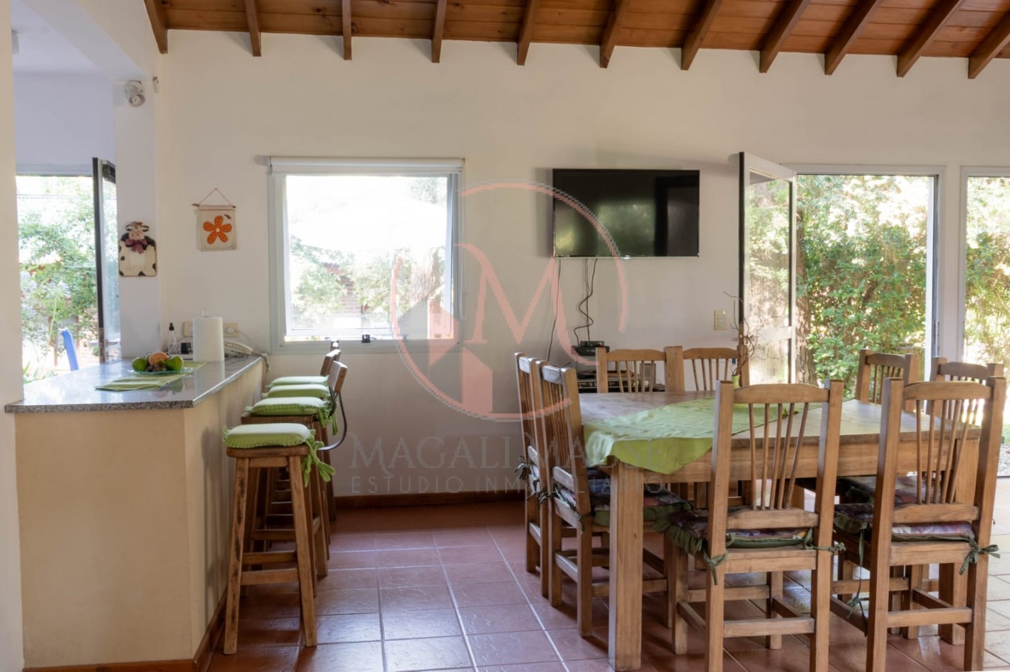 ¡Casa de 2 Plantas en Zona Norte de Pinamar - Estilo Clasico Moderno!