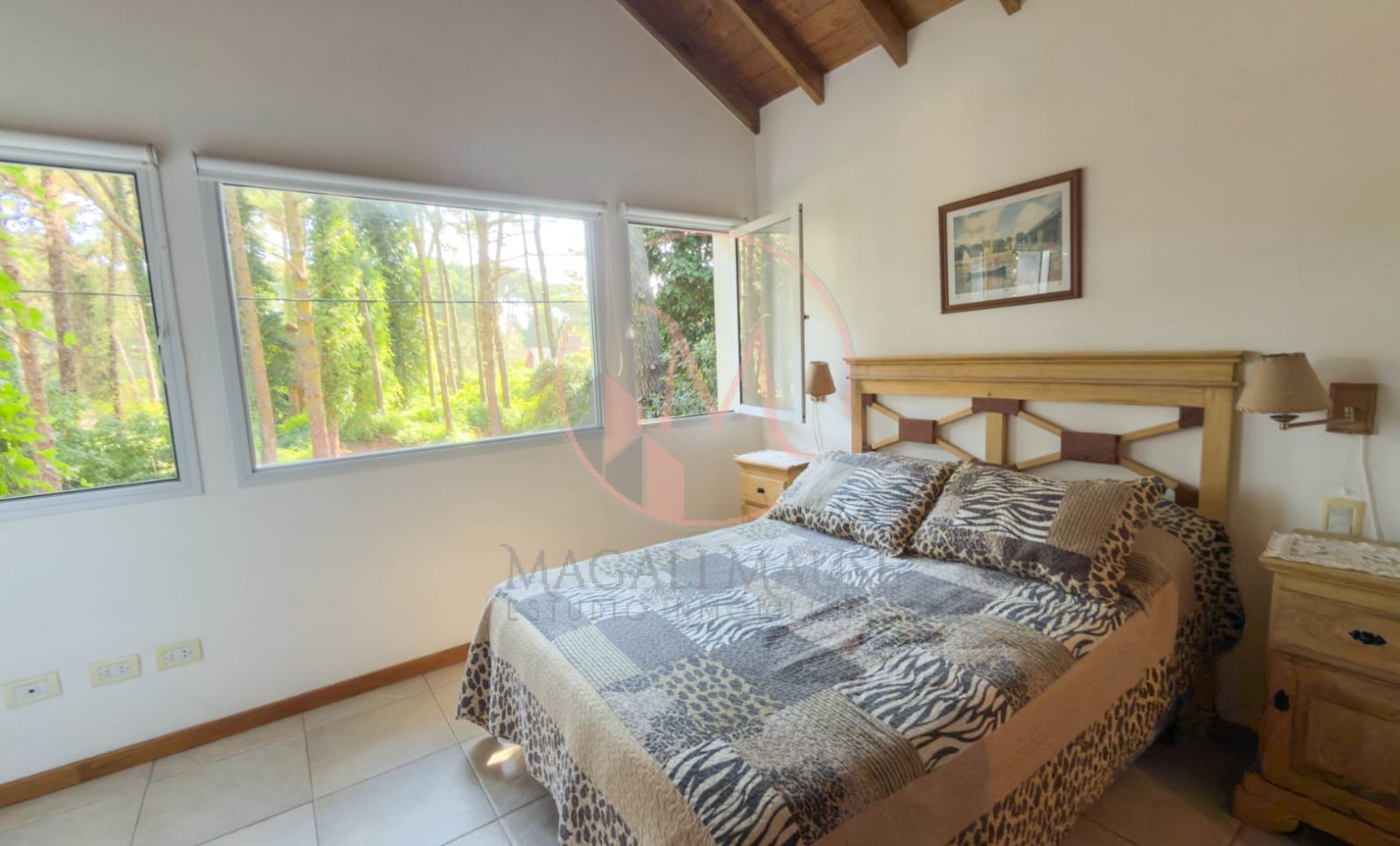 ¡Casa de 2 Plantas en Zona Norte de Pinamar - Estilo Clasico Moderno!