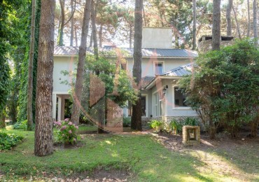 ¡Casa de 2 Plantas en Zona Norte de Pinamar - Estilo Clasico Moderno!